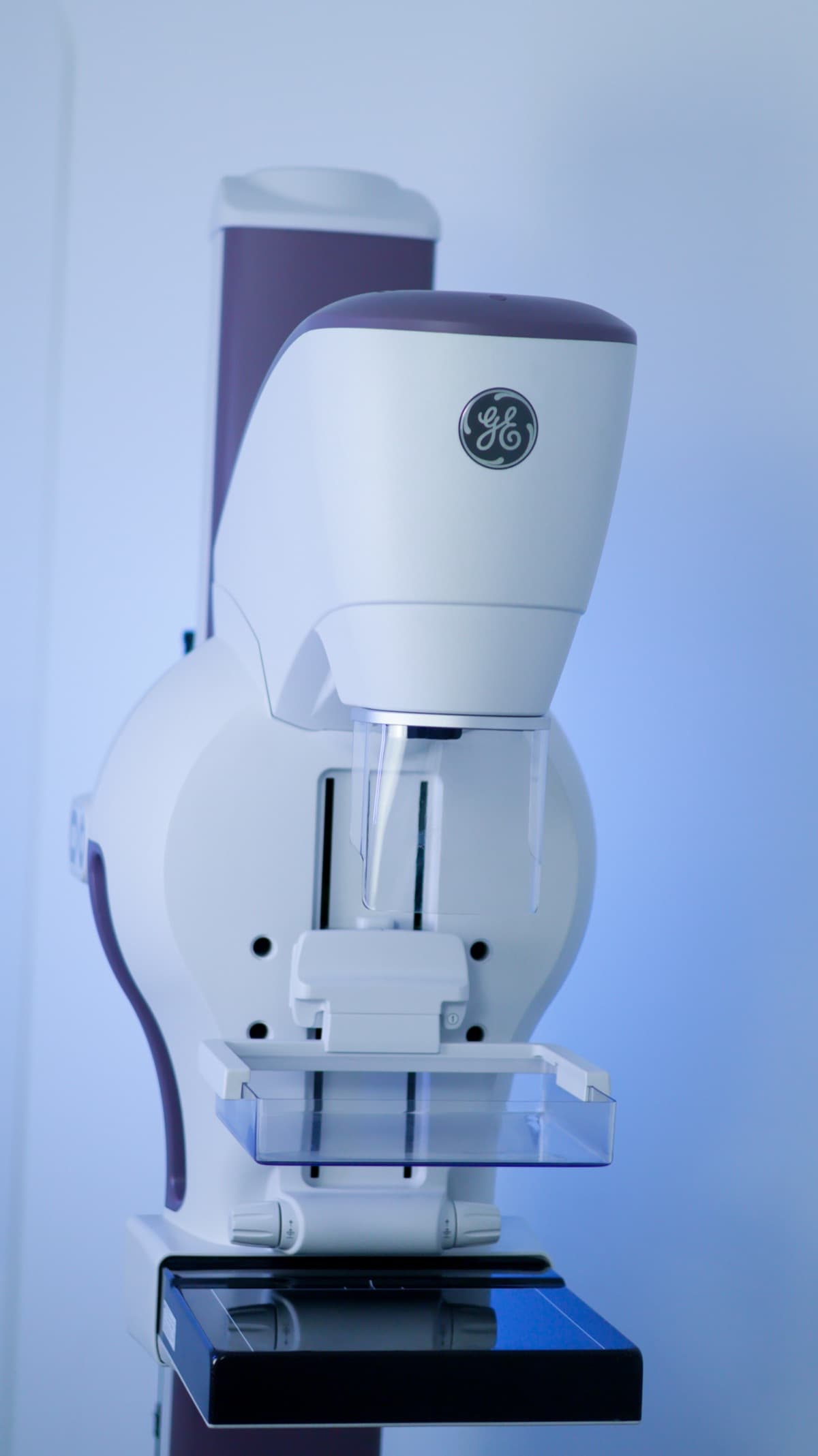 Mastógrafo con su placa de compresión y plataforma del detector